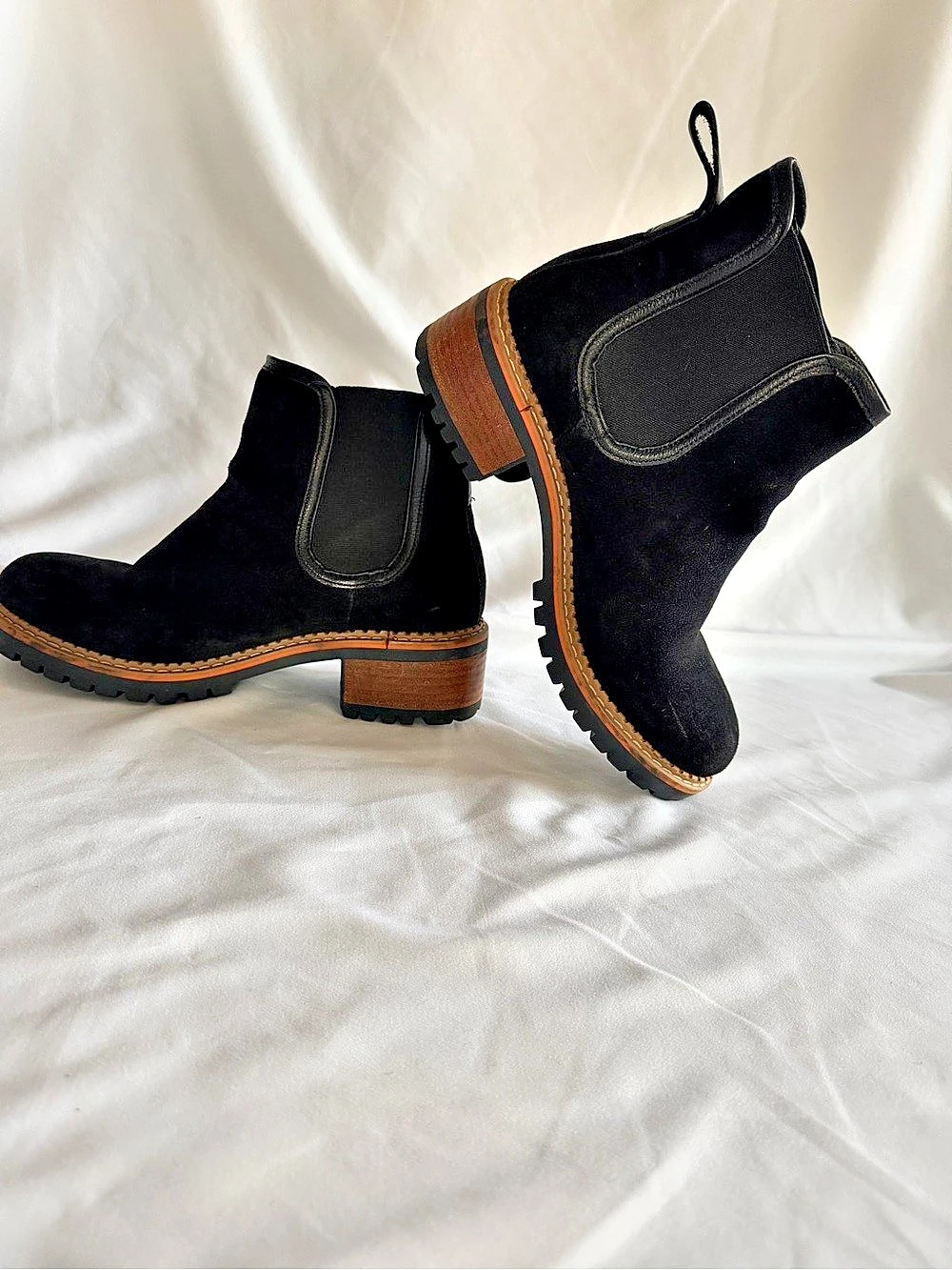 Bertuchi Black Suede Chunky Chelsea Boots Made in Spain Women’s Size 40 / US 9